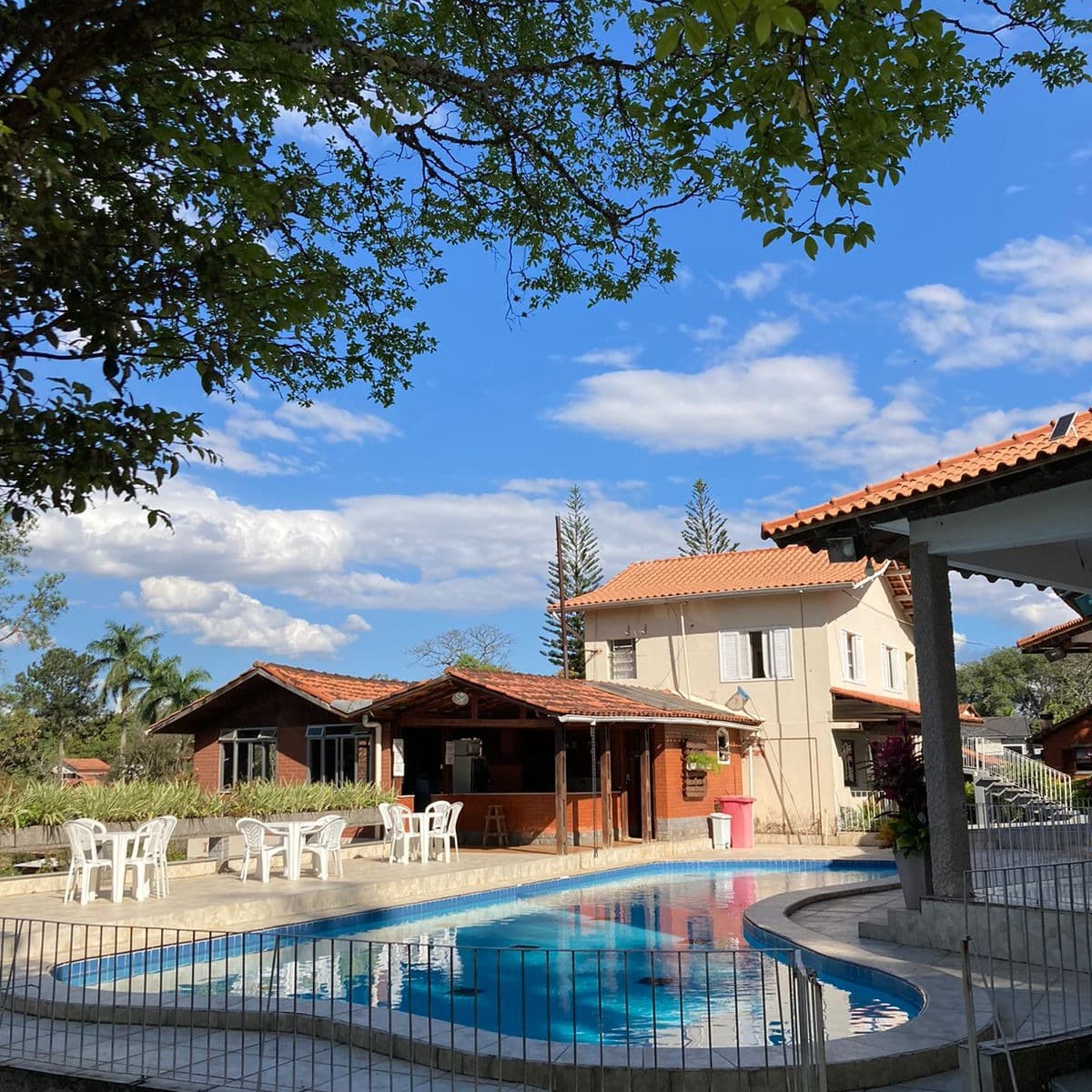 Área externa da Pousada Vale das Flores com piscina e natureza